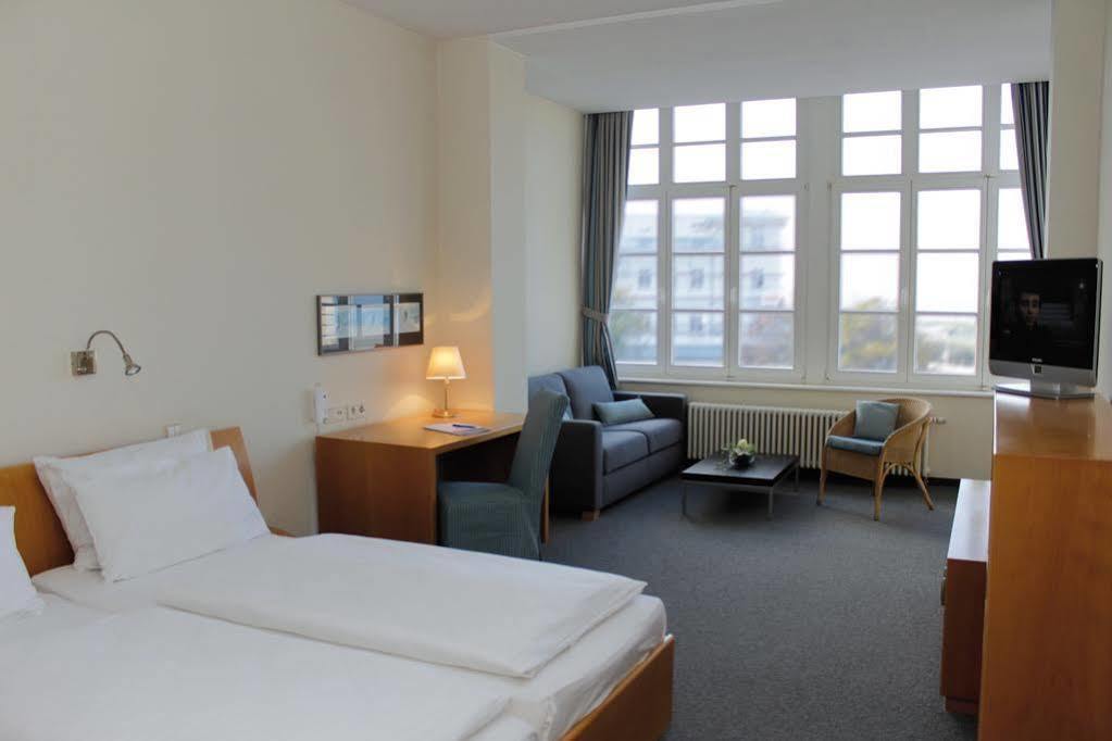 Hotel Am Leuchtturm Росток Екстериор снимка